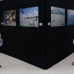 Pengunjung mengamati foto dalam pameran foto jurnalistik bertajuk "Rwa Bhineda" di Seminyak Village, Badung, Bali, Kamis (16/12/2021). Pameran yang digelar Kantor Berita ANTARA tersebut menampilkan 55 foto hasil karya lima pewarta foto sebagai kilas balik peristiwa yang terjadi di kawasan Bali, NTB dan NTT selama periode tahun 2020-2021. ANTARA FOTO/Nyoman Hendra Wibowo/rwa.