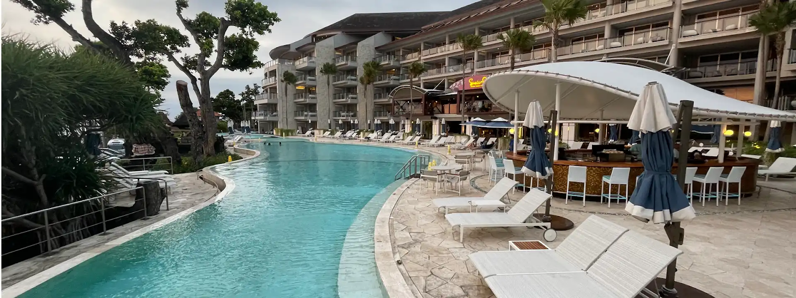 hotel dengan fasilitas kolam renang